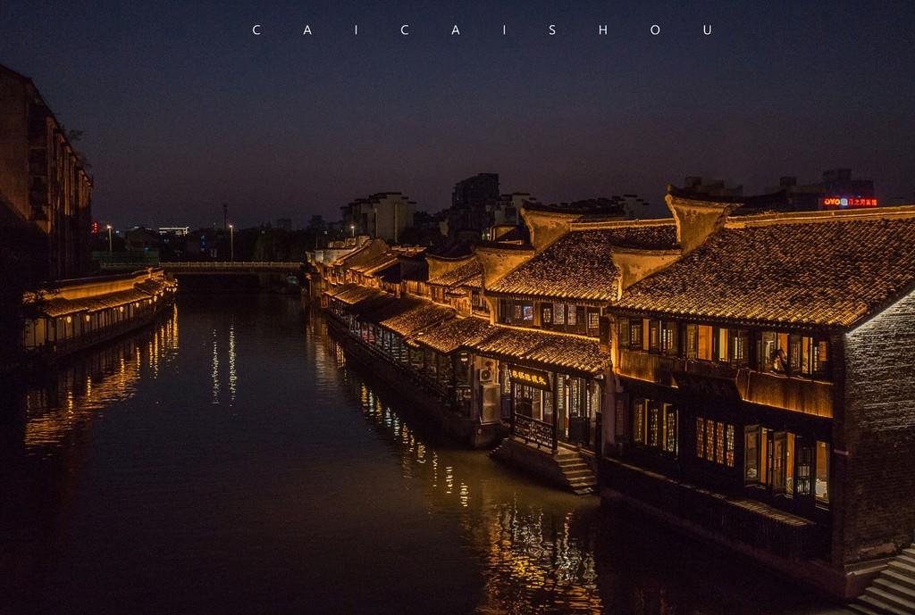 如图所示，A、B 分别是甲、乙两小球从同一地点沿同一直线运动的v-t图象，根据图象可以判断出（   ）  A．游戏画面